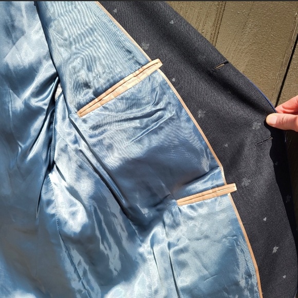 Gucci blazer. Bumble bee pattern. Runs small. Like a 42R - Picture 2 of 9